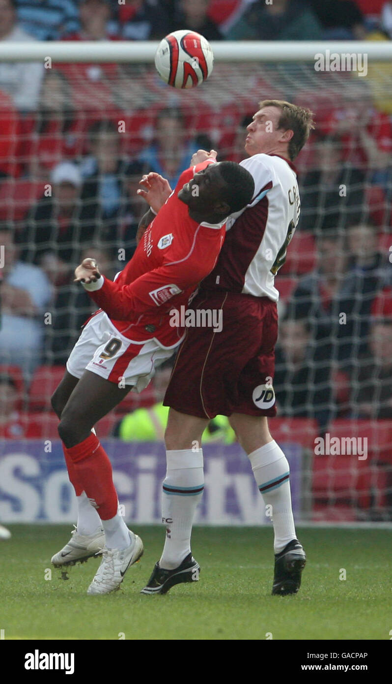 Barnsley`s Kayode Odejayi und Steven Caldwell Football in Burnley - FL Championship - Barnsley gegen Burnley - Sa 20 Okt 2007 - Oakwell Stadium - Barnsley Stockfoto